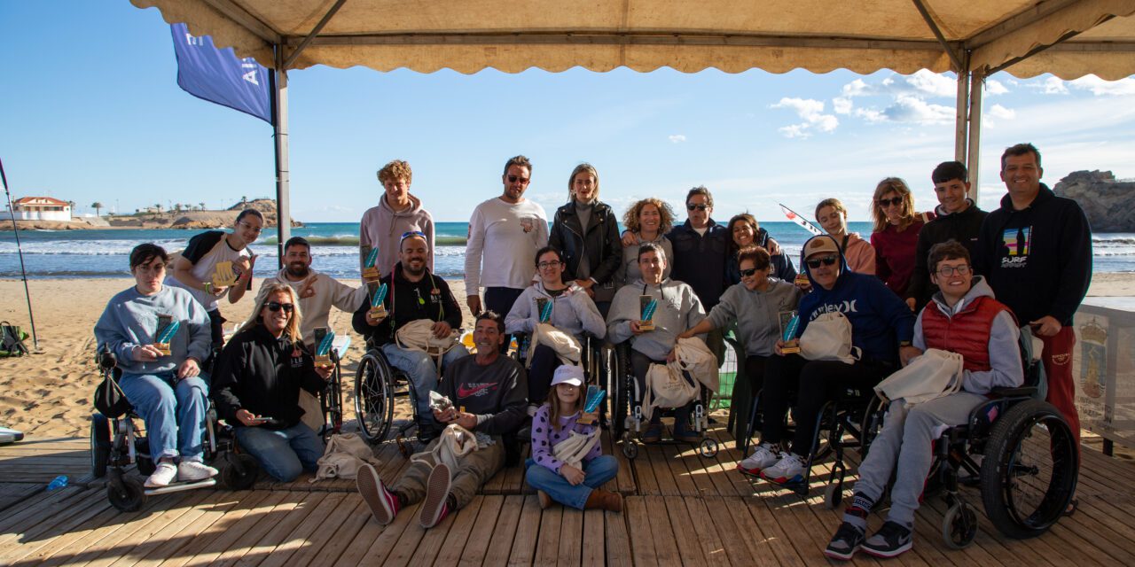 Las olas de la Bahía de Mazarrón abren la Copa de España de Parasurfing 2024