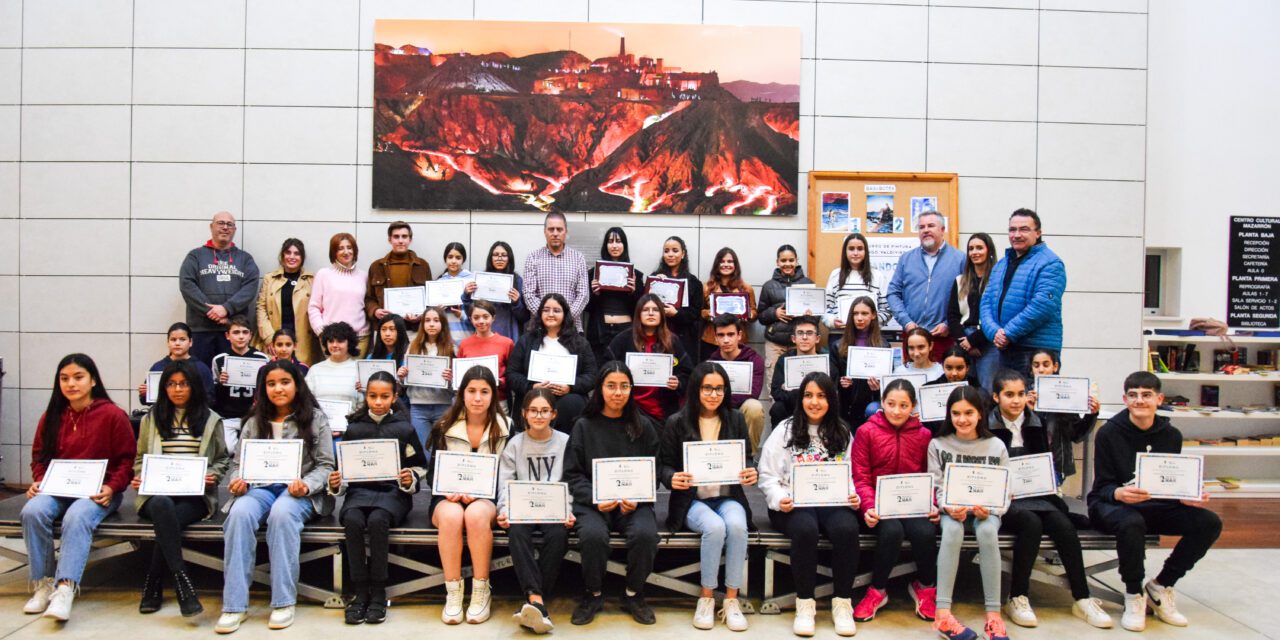Hajar El Llamdoui, Ángela Cañas Castillo y María Sánchez Moreno se hacen con el primer, segundo y tercer premio del certamen de dibujo y pintura ‘Domingo Valdivieso’
