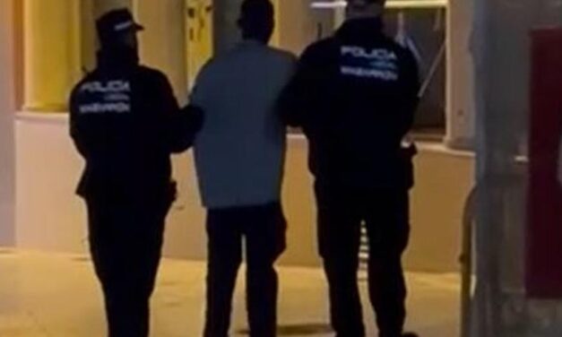 Logra zafarse de los policías que lo sacan de una carpa de Carnaval donde montaba follón e increpaba a la gente en Mazarrón.