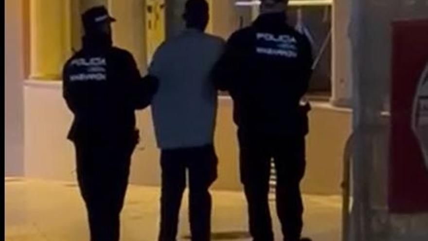 Logra zafarse de los policías que lo sacan de una carpa de Carnaval donde montaba follón e increpaba a la gente en Mazarrón.