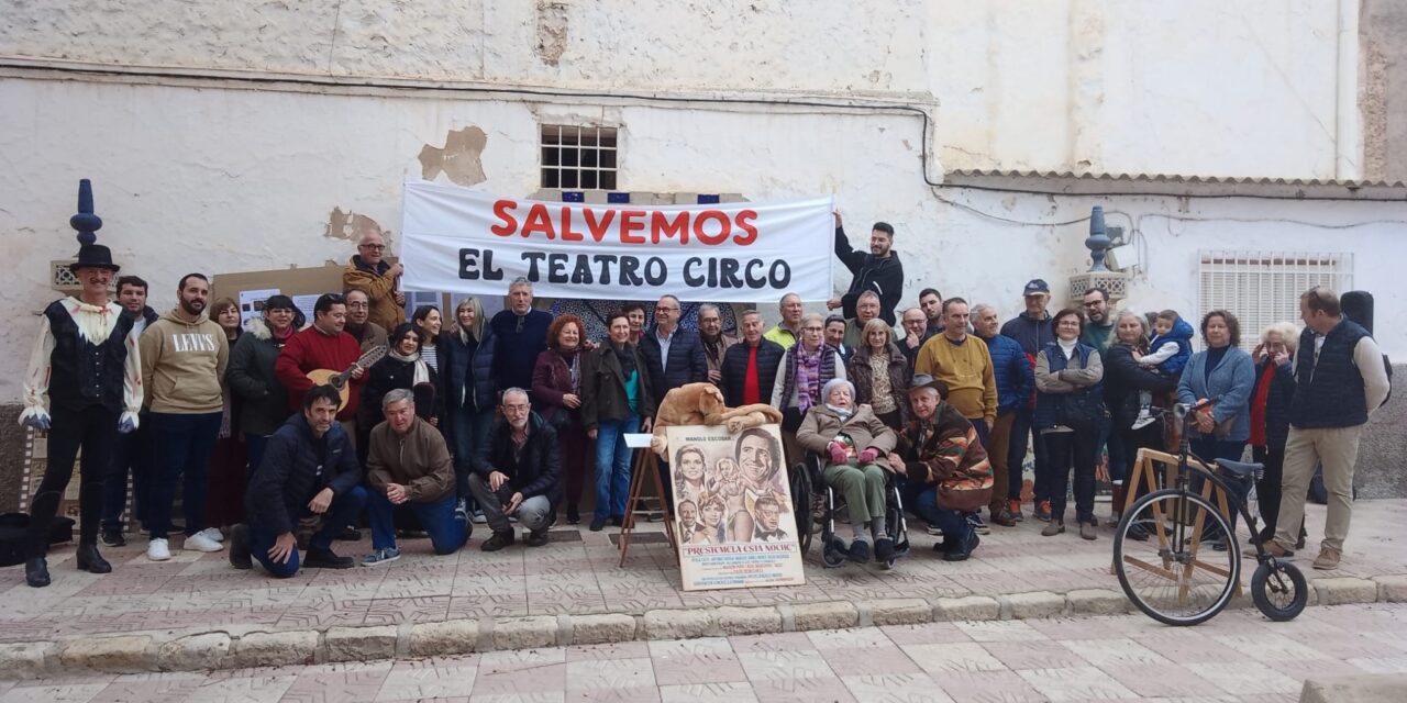Asamblea Ciudadana consigue reunir más de medio centenar de personas en la plaza del Teatro Circo de Mazarrón para reivindicar la recuperación del edificio del teatro