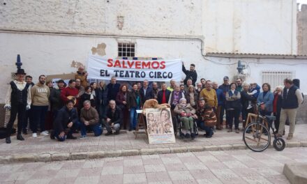 Asamblea Ciudadana consigue reunir más de medio centenar de personas en la plaza del Teatro Circo de Mazarrón para reivindicar la recuperación del edificio del teatro