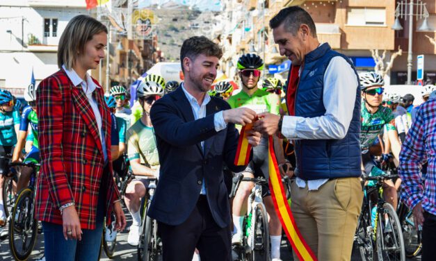 María Isabel Carrillo, concejala de Deportes, corta la cinta de salida de la VII Vuelta Ciclista al Guadalentín-Región