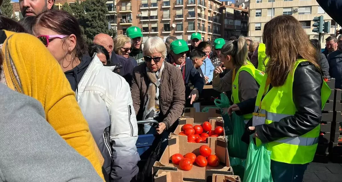 Más de 25.000 kilos de hortalizas y fruta repartidos durante la protesta en Murcia