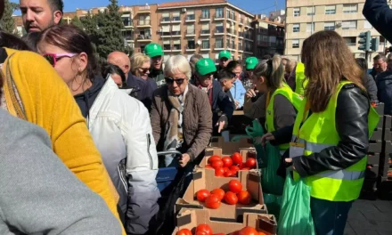 Más de 25.000 kilos de hortalizas y fruta repartidos durante la protesta en Murcia