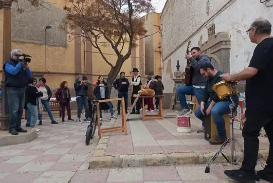 Una acción ciudadana sale al rescate del abandonado Teatro Circo de Mazarrón