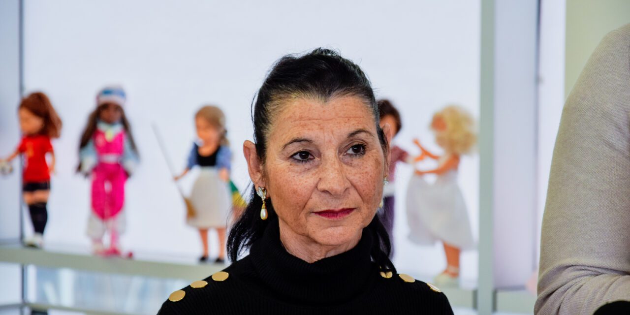 La fascinante colección de muñecas Nancy de Encarna Santiago que puede disfrutarse en la Biblioteca de Mazarrón hasta el 30 de abril