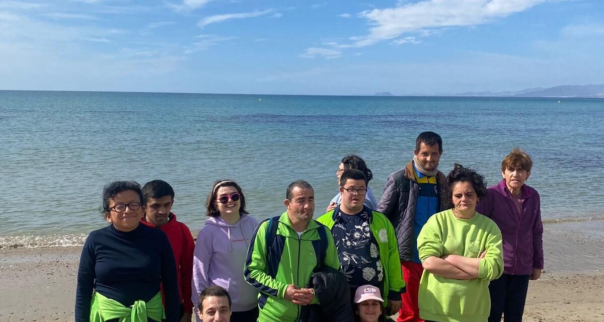 Usuarios del Centro de Día de Discapacidad de Mazarrón visitan Isla Plana y La Azohía