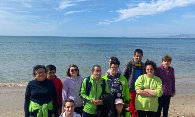 Usuarios del Centro de Día de Discapacidad de Mazarrón visitan Isla Plana y La Azohía