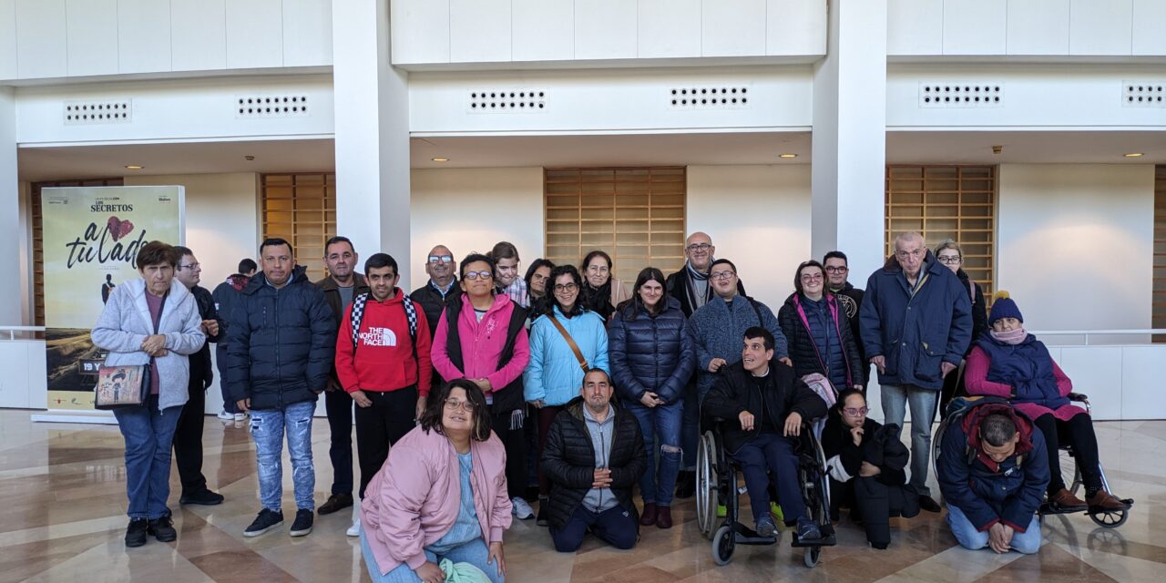 Usuarios del Centro de Día de Personas con Discapacidad realizan una salida al auditorio Víctor Villegas