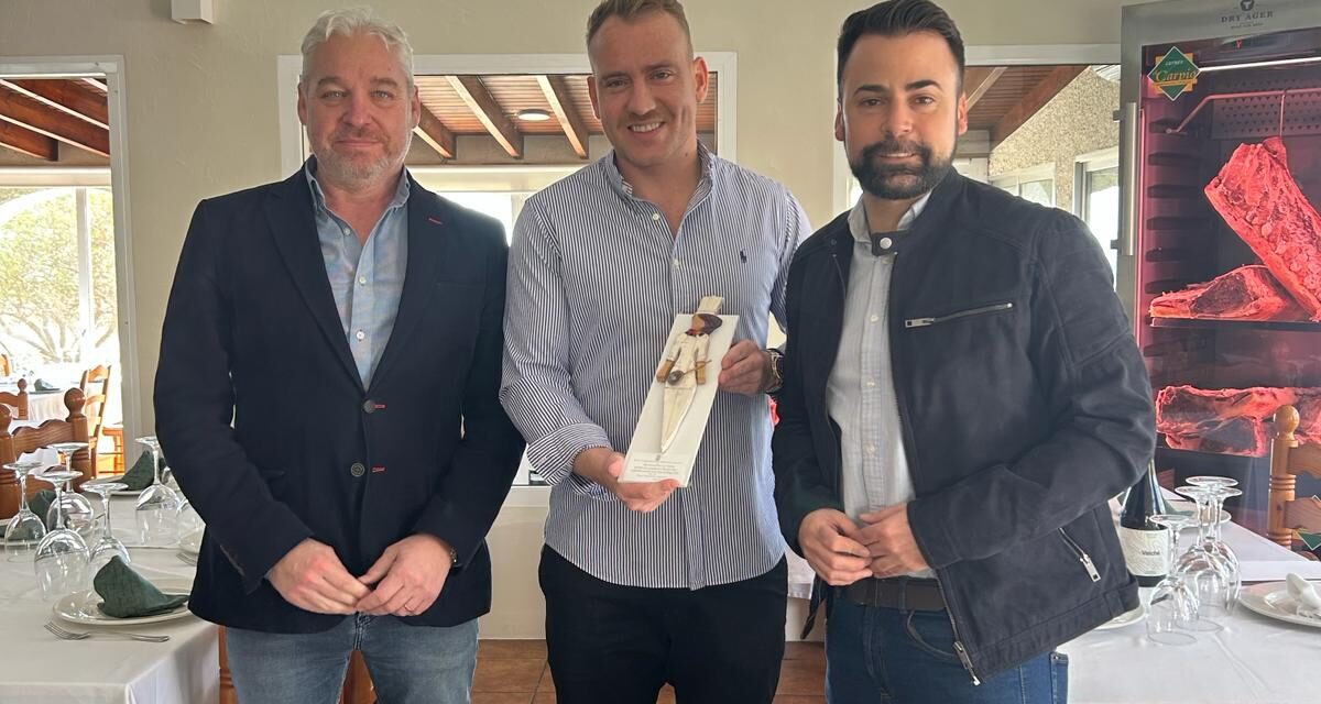 El Alcalde y el Concejal de festejos entregan los premios a los ganadores de la ruta de la tapa de las fiestas del Milagro y La Purísima