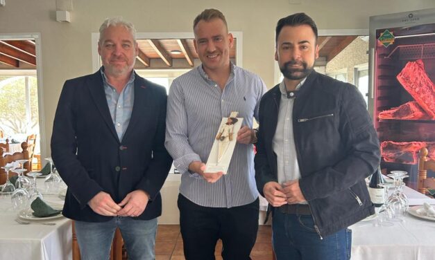 El Alcalde y el Concejal de festejos entregan los premios a los ganadores de la ruta de la tapa de las fiestas del Milagro y La Purísima