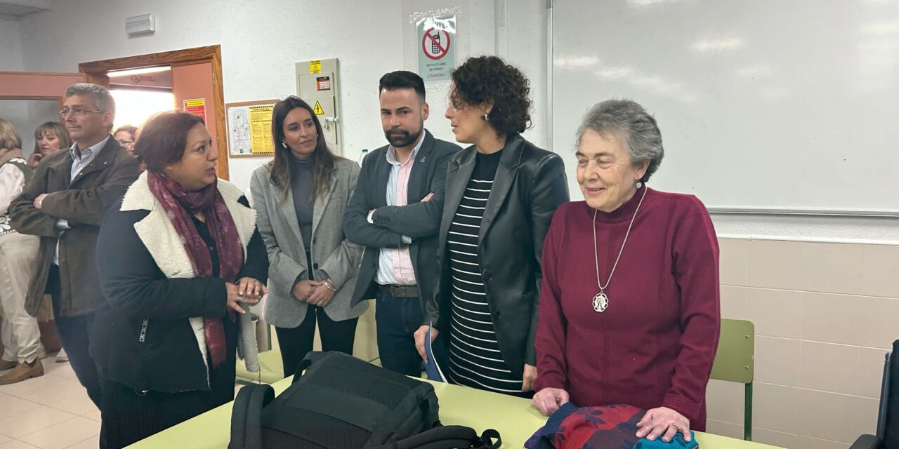 Alumnos del IES Antonio Hellín Costa leen el manifiesto institucional por el Día Internacional de la Mujer