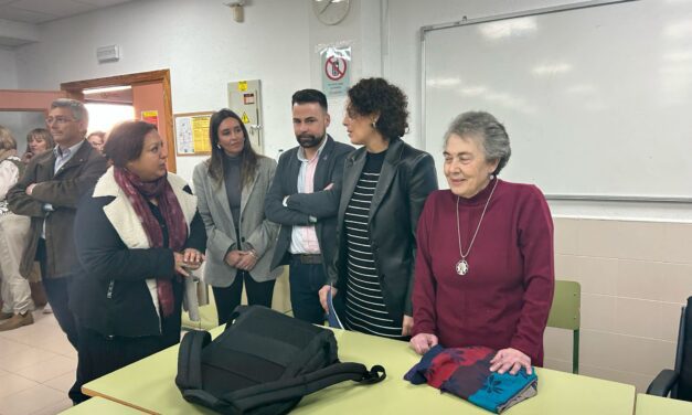 Alumnos del IES Antonio Hellín Costa leen el manifiesto institucional por el Día Internacional de la Mujer