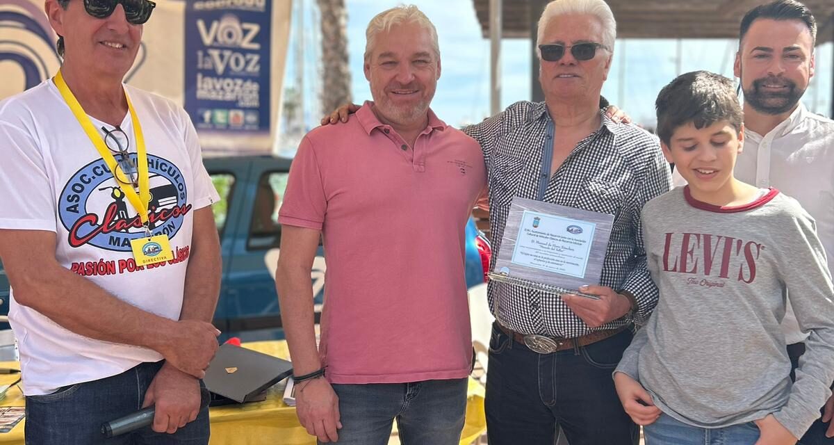 El Alcalde de Mazarrón, Ginés Campillo, entrega el reconocimiento, junto a la Asociación Cultural de Vehículos Clásicos de Mazarrón, a Manuel de Haro Sánchez “Manolo del Taller”