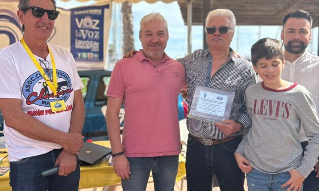 El Alcalde de Mazarrón, Ginés Campillo, entrega el reconocimiento, junto a la Asociación Cultural de Vehículos Clásicos de Mazarrón, a Manuel de Haro Sánchez “Manolo del Taller”