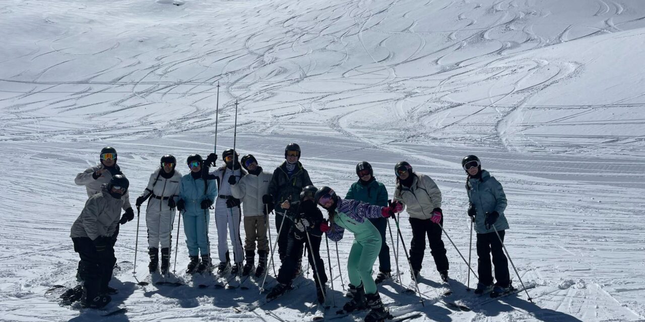 Jóvenes y familias disfrutan de los deportes de invierno y diversión en un viaje organizado por la Concejalía de Juventud