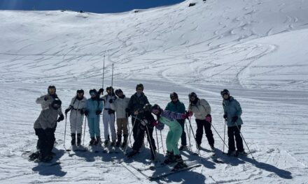 Jóvenes y familias disfrutan de los deportes de invierno y diversión en un viaje organizado por la Concejalía de Juventud