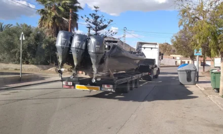 La Guardia Civil confisca una planeadora en la playa de Percheles