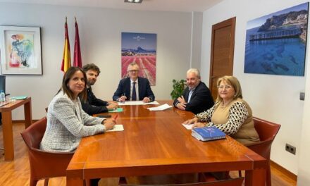 El alcalde Ginés Campillo, y la concejal de Sanidad, Carmen Navarro, se reúnen con el consejero de Sanidad