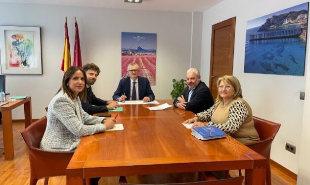 El alcalde Ginés Campillo, y la concejal de Sanidad, Carmen Navarro, se reúnen con el consejero de Sanidad