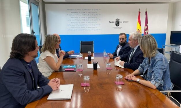 El alcalde de Mazarrón se reúne con la consejera de Política Social sobre la llegada de menores migrantes a la residencia de El Peñasco