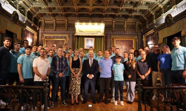 El Ayuntamiento de Mazarrón recibe al equipo Bala Azul por su reciente ascenso a 3ª división