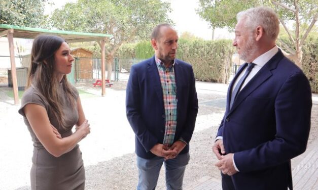 El alcalde Ginés Campillo se ha reunido con el director general de Atención a la Diversidad en el Colegio San Antonio de Cañada de Gallego para abordar necesidades y proyectos educativos