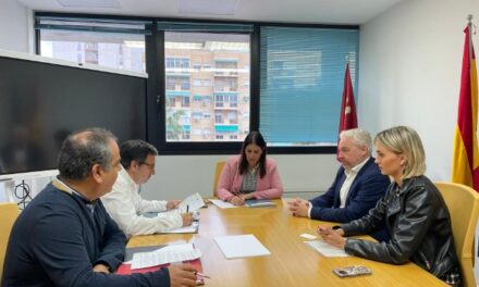 Ginés Campillo, alcalde de Mazarrón y la concejal de Política Social, María Isabel Carrillo, se reúnen con la directora general de Vivienda y Arquitectura, María Dolores Gil