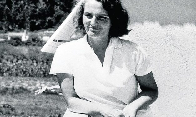 Biografía definitiva de Carmen Laforet  De la mano del promotor de Ordenación Bahía, José Alarcón, conoció y amo la Costa de Mazarrón