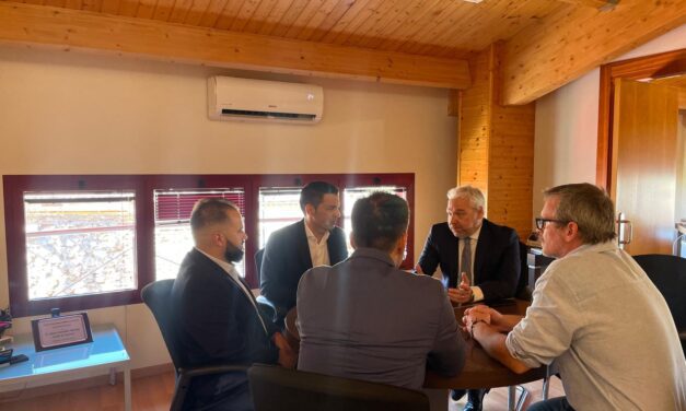 El alcalde de Mazarrón, Ginés Campillo, y el primer teniente de alcalde, Jesús García, reciben en el Ayuntamiento de Mazarrón al Eurodiputado del Partido Socialista Marcos Ros