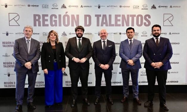 El alcalde de Mazarrón asistió a la presentación de la revista ‘Región de talentos’