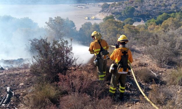 Efectivos adscritos al Plan Infomur han controlado un incendio forestal en la RM-332 en el cabezo al lado de la rotonda en el Puerto de Mazarrón