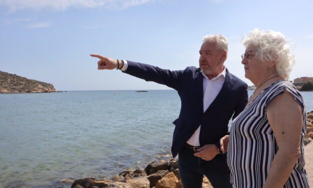 El alcalde de Mazarrón recibe a María Josep Estanyol i Fuentes, prestigiosa experta en cultura fenicia