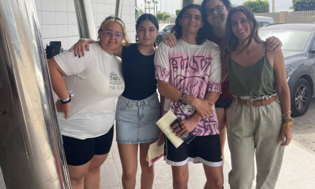 Cuatro mazarroneros en el encuentro final de corresponsales juveniles de la Región de Murcia 01/07/2024 La concejal de Juventud, Silvia García, les visitó en su último día como muestra de apoyo, agradeciéndoles su implicación, dedicación y esfuerzo  Más de 100 jóvenes de Ceuta y Murcia participaron en el encuentro final de corresponsales en el Albergue Juvenil de San Pedro del Pinatar, compartiendo experiencias. Entre los participantes asistieron cuatro mazarroneros: Nerea, corresponsal en IES Domingo Valdivieso, Sebas y Ana, corresponsales en IES Felipe II y Laura, corresponsal en IES Antonio Hellín Costa. La concejal de Juventud, Silvia García, les visitó en su último día como muestra de apoyo, agradeciéndoles su implicación, dedicación y esfuerzo. Gracias a todos los corresponsales por su increíble trabajo en este programa que descentraliza la información juvenil y la lleva a los centros educativos.