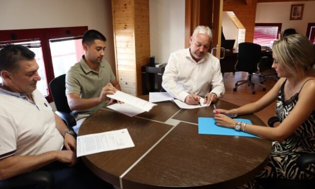 Firma de convenios de colaboración con la Sociedad de Cazadores de La Purísima y el golfista, Ángel Pérez