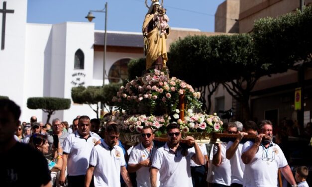 La Virgen del Carmen estuvo arropada por multitud de asistentes