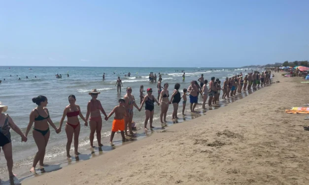 Vecinos del litoral de la Región de Murcia protestan con cadenas humanas contra la ley de Costas