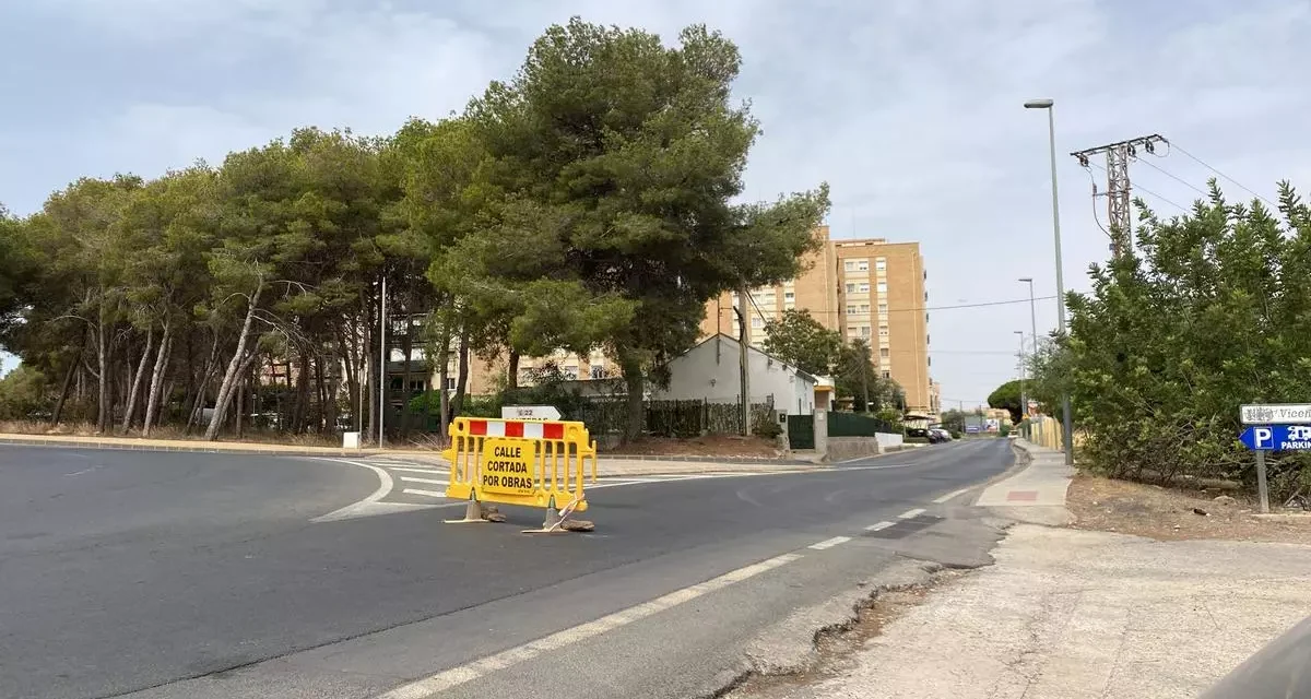 Reabre al tráfico la avenida del Cantón de Cartagena tras los trabajos de reparación de una tubería de la Mancomunidad de los Canales del Taibilla que resultó dañada.