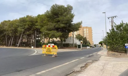 Reabre al tráfico la avenida del Cantón de Cartagena tras los trabajos de reparación de una tubería de la Mancomunidad de los Canales del Taibilla que resultó dañada.