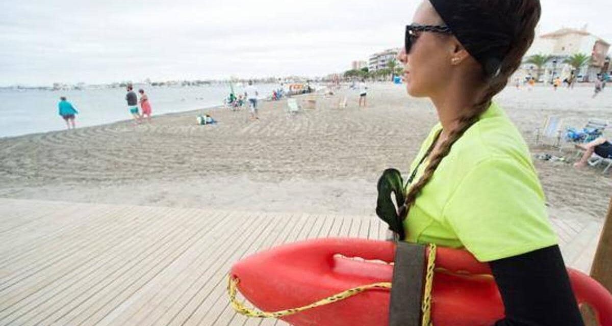 Salvan a un anciano en parada cardiorrespiratoria en una playa de Mazarrón