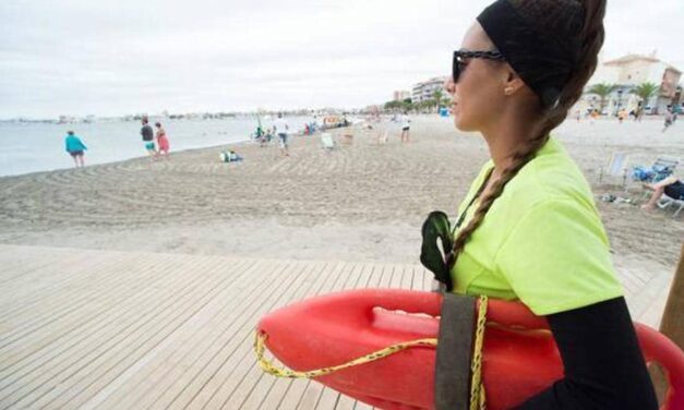 Salvan a un anciano en parada cardiorrespiratoria en una playa de Mazarrón