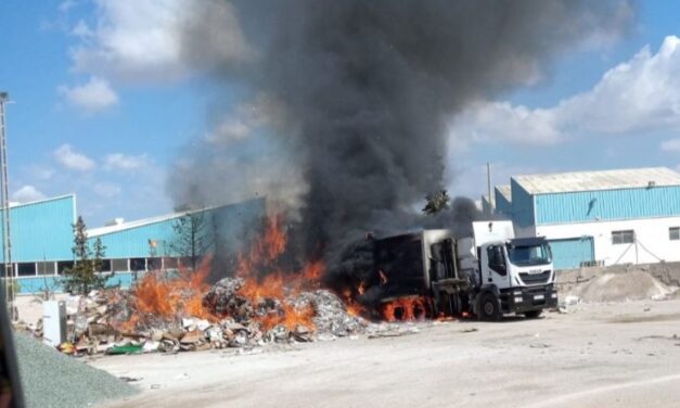 Bomberos sofocan el incendio de un camión en Mazarrón