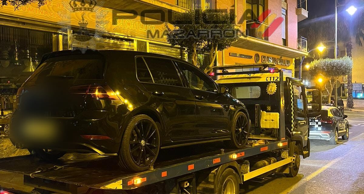 La Policía Local de Mazarrón ha Inmovilizado en control rutinario del turno de noche sin tener concertado Seguro Obligatorio de accidentes, un coche cuyas Placas de matrícula no corresponden al vehículo.