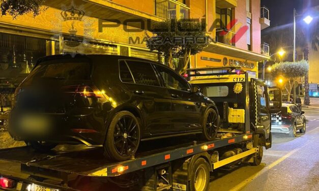 La Policía Local de Mazarrón ha Inmovilizado en control rutinario del turno de noche sin tener concertado Seguro Obligatorio de accidentes, un coche cuyas Placas de matrícula no corresponden al vehículo.