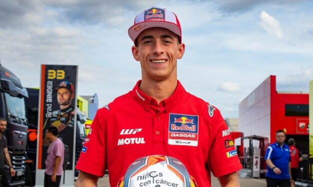 Pedro Acosta apoyará a la Asociación de Familiares de Niños con Cáncer de la Región de Murcia (AFACMUR) y lucio su imagen durante el Gran Premio de Aragón