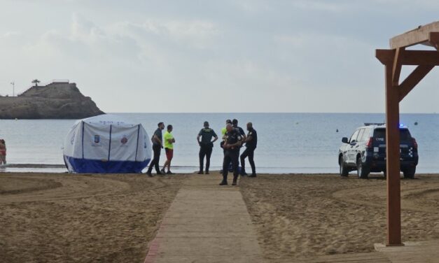 Fallece una mujer en la playa de La Reya del Puerto de Mazarrón