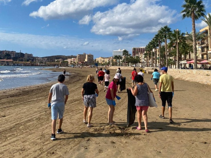 El Centro de Día de Personas con Discapacidad Intelectual colabora en la limpieza de playa