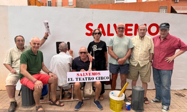 EL FORO CIUDADANO DE MAZARRÓN SE REUNIÓ EL SÁBADO EN LA PLAZA DEL AYUNTAMIENTO PARA DAR A CONOCER EL MAL ESTADO EN QUE SE ENCUENTRA EL EDIFICIO DEL TEATRO CIRCO DE MAZARRÓN.