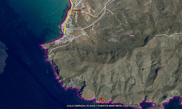 Los servicios de emergencia han rescatado a dos personas desorientadas en Cala Cerrada, Cartagena.